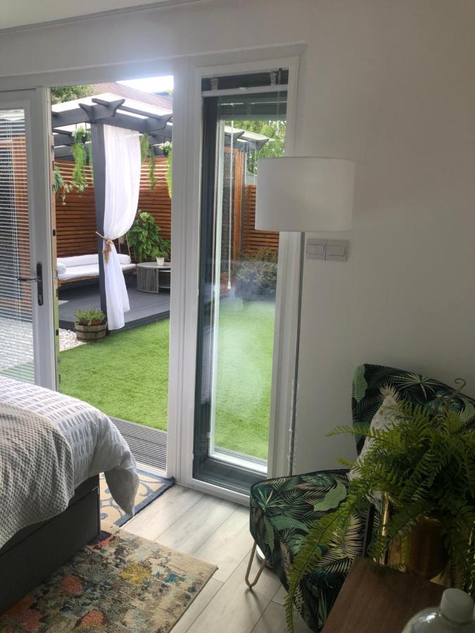 Meezee Pearl Double Bed Lodge With Free Parking Salford  Exterior foto