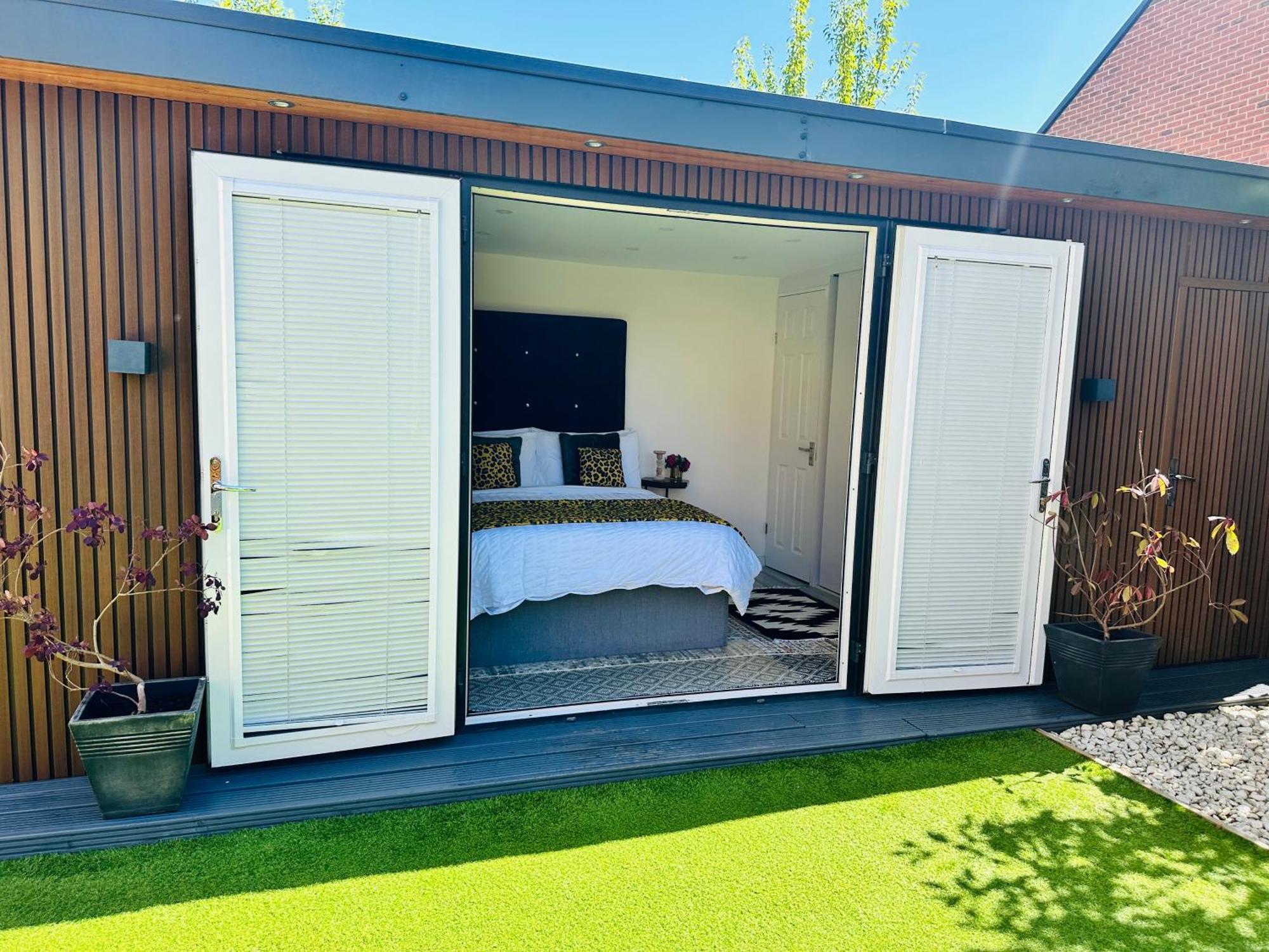 Meezee Pearl Double Bed Lodge With Free Parking Salford  Exterior foto